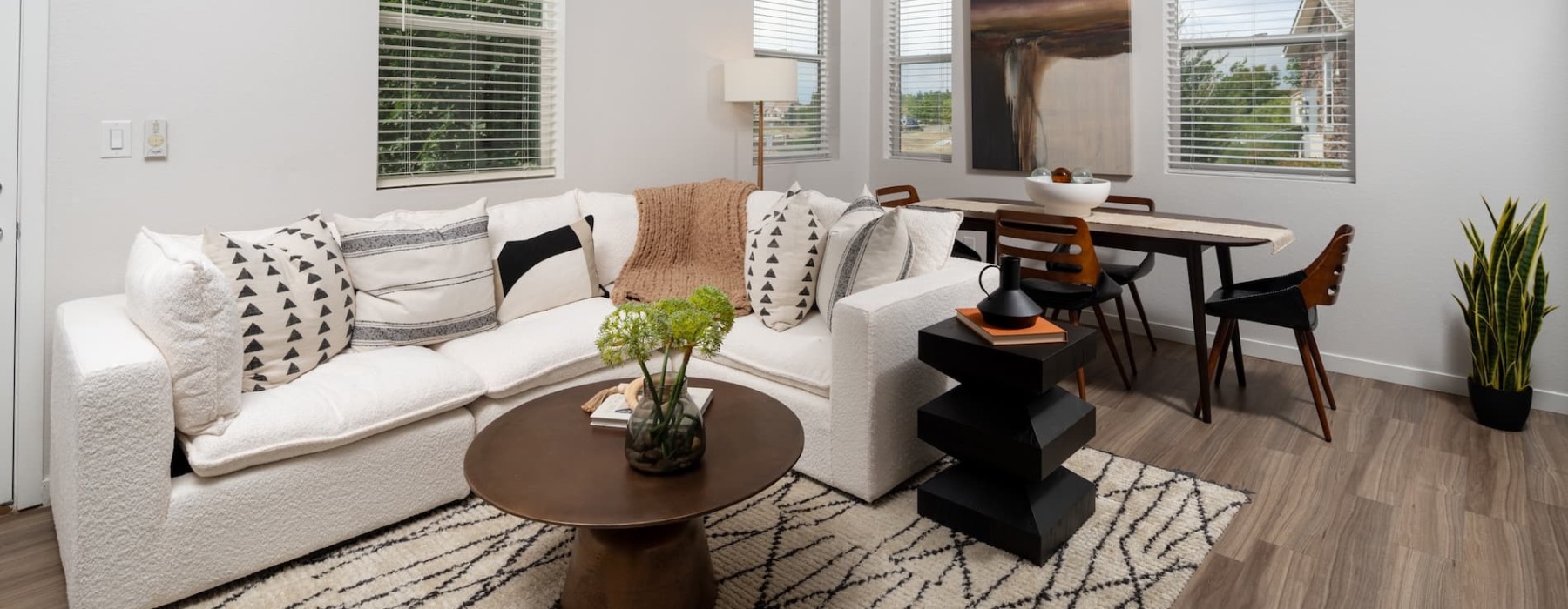 living area that includes ample seating spaces and bright lighting